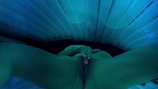 I almost got caught rubbing my pussy in the tanning bed - porn video