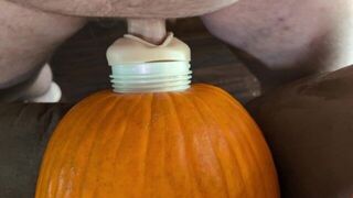 Guy Gives Pumpkin a Deep Creampie and Plays With the Cum - porn video