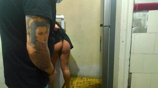 MIRA COMO MI HIJASTRA ME CONVENCE DE COMPRARLE UN IPHONE MIENTRAS MI HERMANO SE COGE A MI ESPOSA - porn video