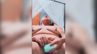 I love playing with my hairbrush while daddy is gone - porn video